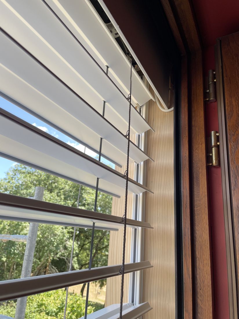 Brise-soleil orientables sur grande baie vitr&eacute;e