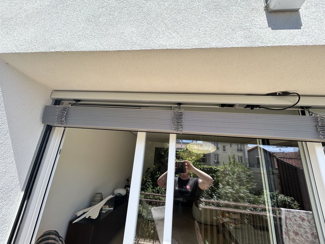 Tablier de brise-soleil orientable align&eacute;