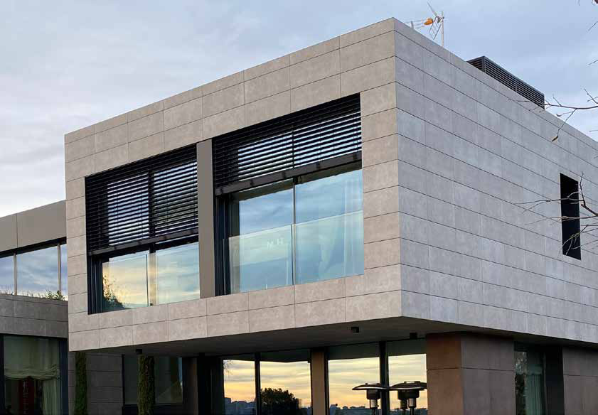 Maison contemporaine &eacute;quip&eacute;e de brise-soleil orientables
