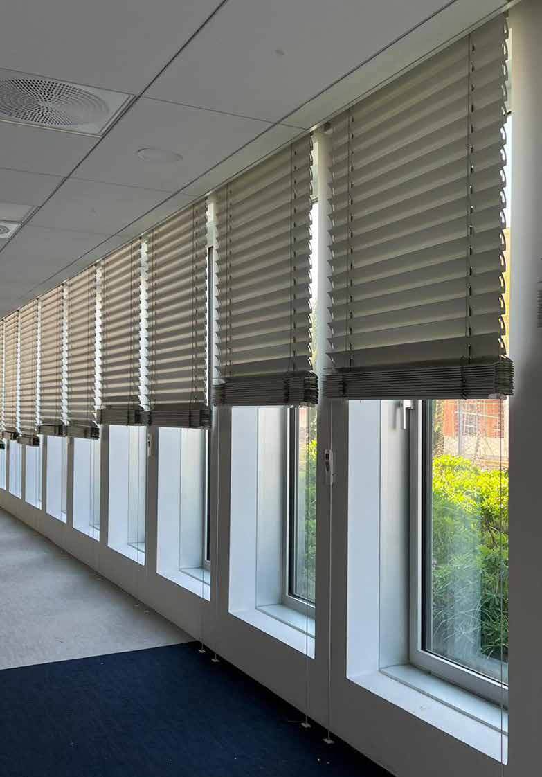 Brise-soleil orientable sur mesure sur maison contemporaine