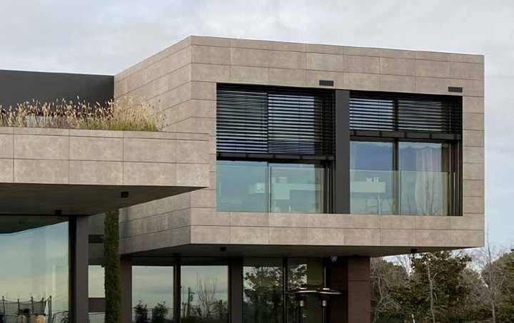 Brise soleil orientable occultant à lames orientables sur la façade d'une maison contemporaine