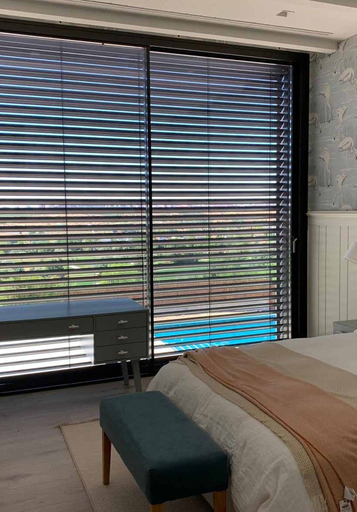Brise soleil orientable occultant à lames orientables vu de l'intérieur