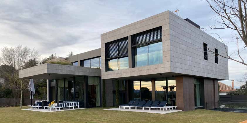 Brise soleil orientable occultant installé sur une maison contemporaine
