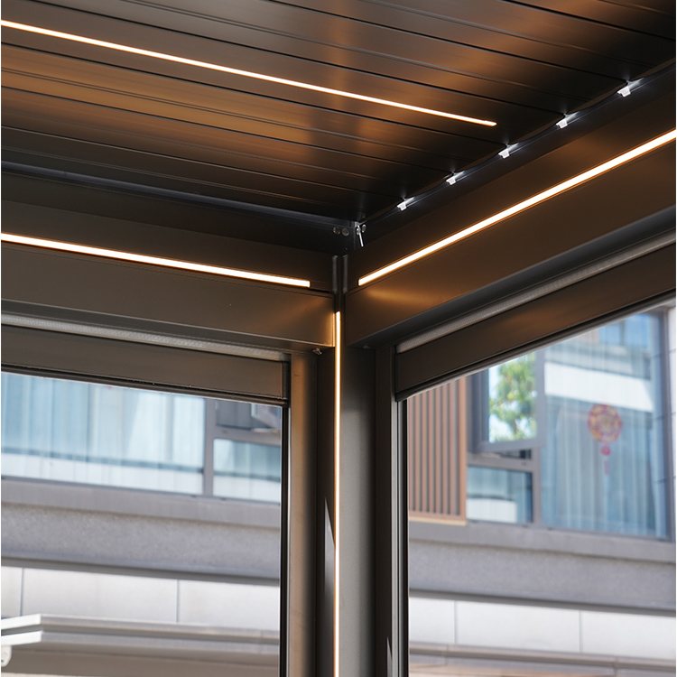 éclairage LED intégré dans la traverse d'une pergola bioclimatique
