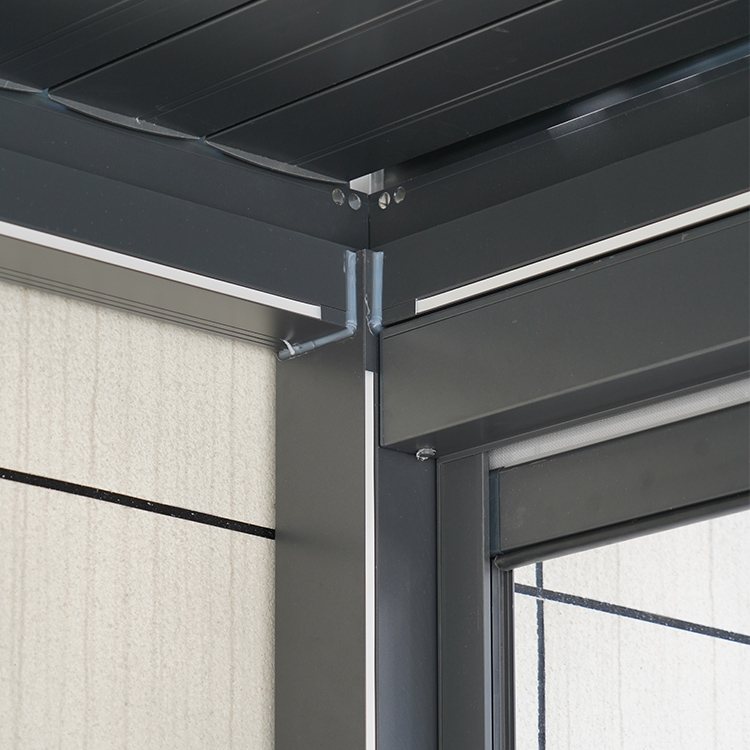 finition d'angle et rail de store d'une pergola bioclimatique