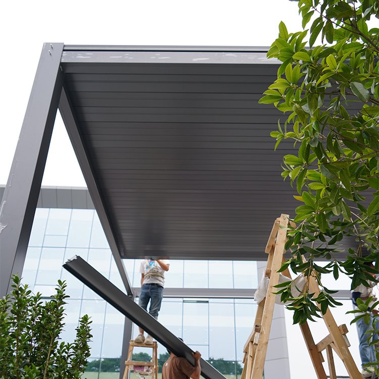 lames orientables aluminium d'une pergola bioclimatique de 0 à 90 degrés